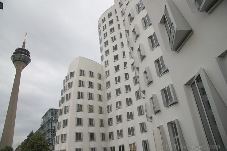Trīs asimetriskas kanādiešu arhitekta Frenka Gerija projektētas biroju ēkas - www.duesseldorf-tourismus.de Trīs asimetriskas kanādiešu arhitekta Frenka Gerija projektētas biroju ēkas - www.duesseldorf-tourismus.de 97460