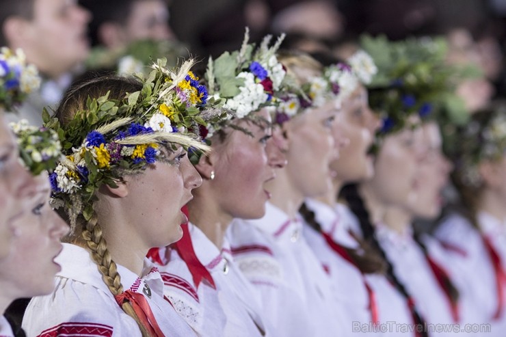Svētdien, 30. jūnijā, Dziesmusvētku parkā Viesturdārzā notika Dziesmu un deju svētku atklāšanas pasākums ar tradicionālo virsdiriģentu un virsvadītaju Svētdien, 30. jūnijā, Dziesmusvētku parkā Viesturdārzā notika Dziesmu un deju svētku atklāšanas pasākums ar tradicionālo virsdiriģentu un virsvadītaju 97606