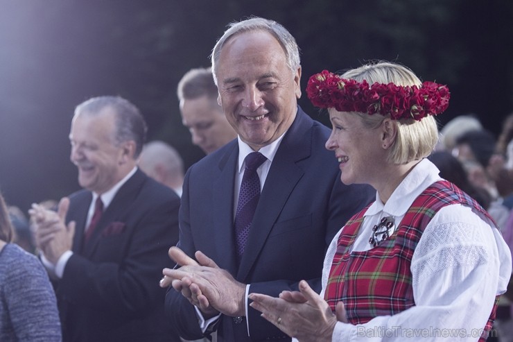 Svētdien, 30. jūnijā, Dziesmusvētku parkā Viesturdārzā notika Dziesmu un deju svētku atklāšanas pasākums ar tradicionālo virsdiriģentu un virsvadītaju Svētdien, 30. jūnijā, Dziesmusvētku parkā Viesturdārzā notika Dziesmu un deju svētku atklāšanas pasākums ar tradicionālo virsdiriģentu un virsvadītaju 97611