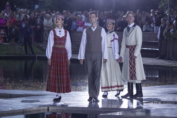 Svētdien, 30. jūnijā, Dziesmusvētku parkā Viesturdārzā notika Dziesmu un deju svētku atklāšanas pasākums ar tradicionālo virsdiriģentu un virsvadītaju Svētdien, 30. jūnijā, Dziesmusvētku parkā Viesturdārzā notika Dziesmu un deju svētku atklāšanas pasākums ar tradicionālo virsdiriģentu un virsvadītaju 97617