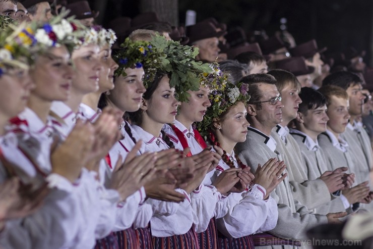 Svētdien, 30. jūnijā, Dziesmusvētku parkā Viesturdārzā notika Dziesmu un deju svētku atklāšanas pasākums ar tradicionālo virsdiriģentu un virsvadītaju Svētdien, 30. jūnijā, Dziesmusvētku parkā Viesturdārzā notika Dziesmu un deju svētku atklāšanas pasākums ar tradicionālo virsdiriģentu un virsvadītaju 97629