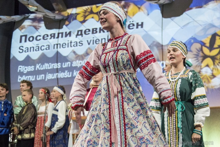 XXV Vispārējo latviešu dziesmu un XV deju svētku ietvaros pirmdien, 1. jūlijā, Lielajā Ģildē notika mazākumtautību kolektīvu koncertuzvedums Zem viena XXV Vispārējo latviešu dziesmu un XV deju svētku ietvaros pirmdien, 1. jūlijā, Lielajā Ģildē notika mazākumtautību kolektīvu koncertuzvedums Zem viena 97708