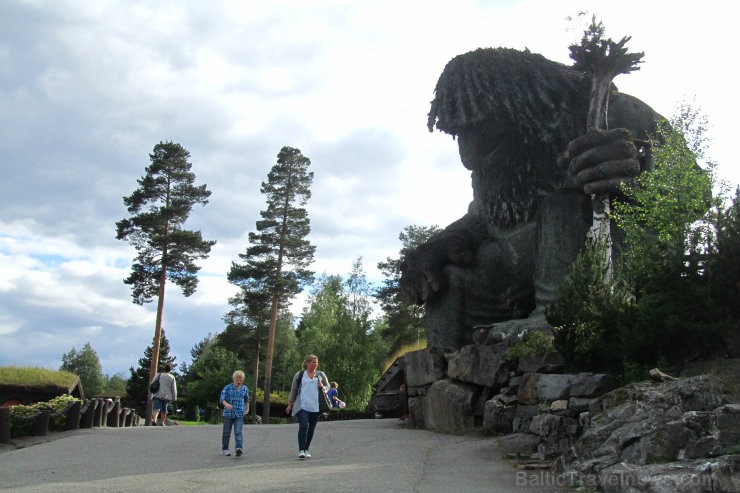 Hunderfosenes atrakciju parks netālu no Lillehammeres ir viens no Norvēģijas populārākajiem tūrisma objektiem, kā arī valsts 3. lielākais atrakciju pa Hunderfosenes atrakciju parks netālu no Lillehammeres ir viens no Norvēģijas populārākajiem tūrisma objektiem, kā arī valsts 3. lielākais atrakciju pa 97764