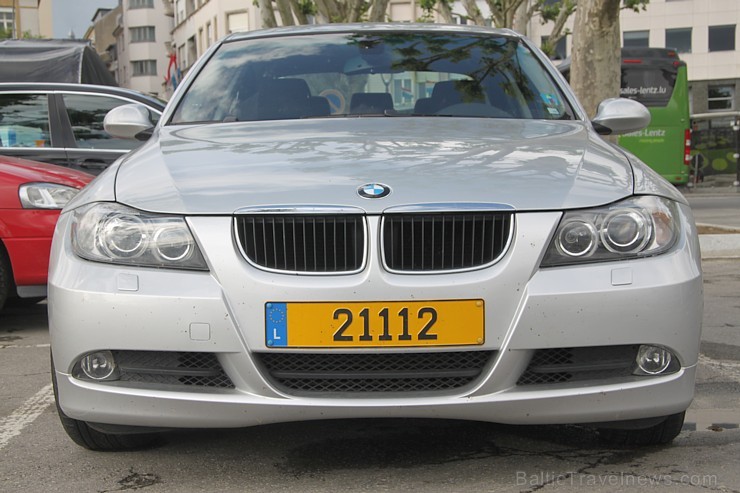 Luksemburgas auto numuri dzeltenā krāsā un ar atpazīšanās zīmi L. Foto sponsors: www.sixt.lv 97812