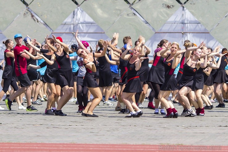 Daugavas stadionā notiek pēdējie XXV Vispārējo latviešu Dziesmu un XV Deju svētku deju lieluzveduma Tēvu laipa mēģinājumi, kuros piedalās 600 visu pa Daugavas stadionā notiek pēdējie XXV Vispārējo latviešu Dziesmu un XV Deju svētku deju lieluzveduma Tēvu laipa mēģinājumi, kuros piedalās 600 visu pa 97901