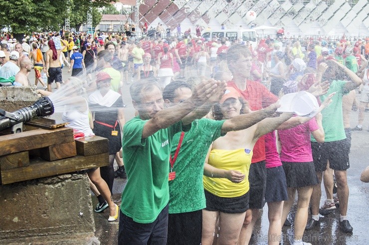 Daugavas stadionā notiek pēdējie XXV Vispārējo latviešu Dziesmu un XV Deju svētku deju lieluzveduma Tēvu laipa mēģinājumi, kuros piedalās 600 visu pa Daugavas stadionā notiek pēdējie XXV Vispārējo latviešu Dziesmu un XV Deju svētku deju lieluzveduma Tēvu laipa mēģinājumi, kuros piedalās 600 visu pa 97913