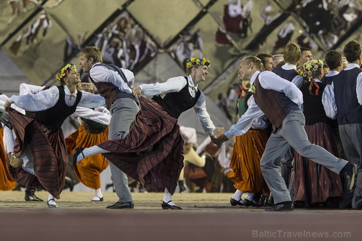 4. jūlijā Daugavas stadionā notika XXV Vispārējo latviešu Dziesmu un XV Deju svētku deju lieluzveduma Tēvu laipa ģenerālmēģinājums, kurā piedalījās 60 4. jūlijā Daugavas stadionā notika XXV Vispārējo latviešu Dziesmu un XV Deju svētku deju lieluzveduma Tēvu laipa ģenerālmēģinājums, kurā piedalījās 60 97966