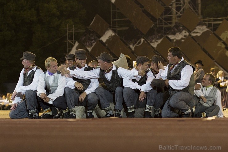 4. jūlijā Daugavas stadionā notika XXV Vispārējo latviešu Dziesmu un XV Deju svētku deju lieluzveduma Tēvu laipa ģenerālmēģinājums, kurā piedalījās 60 4. jūlijā Daugavas stadionā notika XXV Vispārējo latviešu Dziesmu un XV Deju svētku deju lieluzveduma Tēvu laipa ģenerālmēģinājums, kurā piedalījās 60 97985