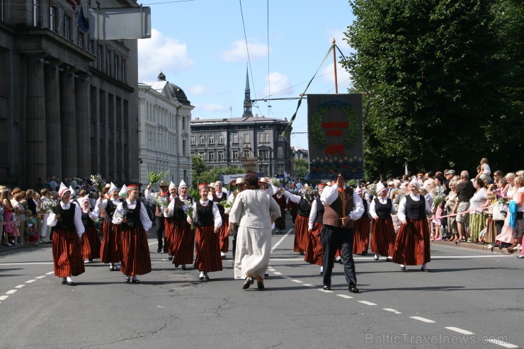 XXV Vispārējo latviešu Dziesmu un XV Deju svētku gājiens - bildēs meklē sevi vai savu kolektīvu. XXV Vispārējo latviešu Dziesmu un XV Deju svētku gājiens - bildēs meklē sevi vai savu kolektīvu. 98534