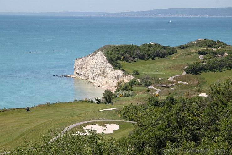 Bulgārija piedāvā pasaules klases golfa laukumu «Thracian Cliffs Golf & Beach Resort». Foto sponsors: www.goadventure.lv Bulgārija piedāvā pasaules klases golfa laukumu «Thracian Cliffs Golf & Beach Resort». Foto sponsors: www.goadventure.lv 98746