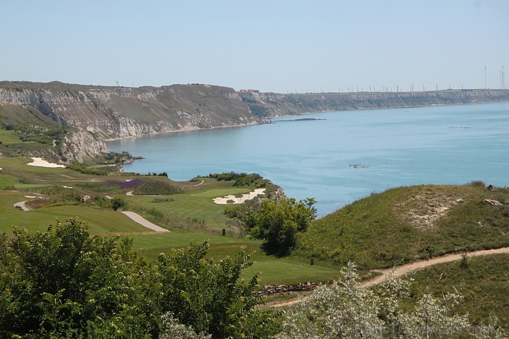 Bulgārija piedāvā pasaules klases golfa laukumu «Thracian Cliffs Golf & Beach Resort». Foto sponsors: www.goadventure.lv Bulgārija piedāvā pasaules klases golfa laukumu «Thracian Cliffs Golf & Beach Resort». Foto sponsors: www.goadventure.lv 98758