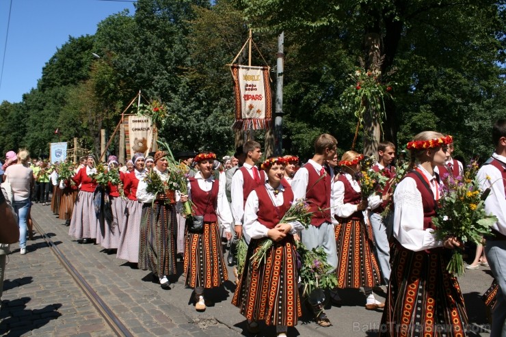 XXV Vispārējo latviešu Dziesmu un XV Deju svētku gājiens - bildēs meklē sevi vai savu kolektīvu. XXV Vispārējo latviešu Dziesmu un XV Deju svētku gājiens - bildēs meklē sevi vai savu kolektīvu. 99320