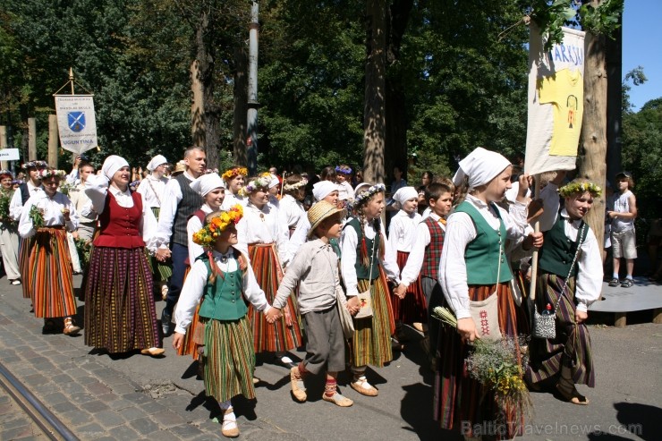 XXV Vispārējo latviešu Dziesmu un XV Deju svētku gājiens - bildēs meklē sevi vai savu kolektīvu. XXV Vispārējo latviešu Dziesmu un XV Deju svētku gājiens - bildēs meklē sevi vai savu kolektīvu. 99334