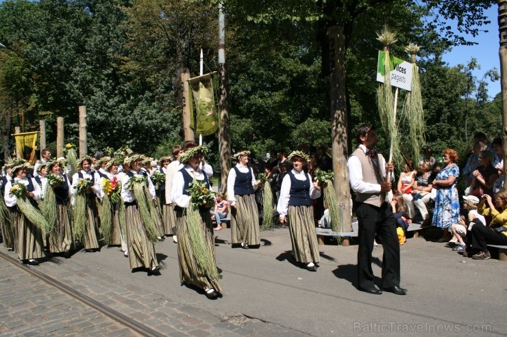 XXV Vispārējo latviešu Dziesmu un XV Deju svētku gājiens - bildēs meklē sevi vai savu kolektīvu. XXV Vispārējo latviešu Dziesmu un XV Deju svētku gājiens - bildēs meklē sevi vai savu kolektīvu. 99484