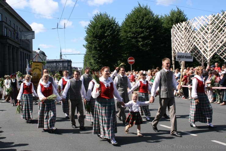 XXV Vispārējo latviešu Dziesmu un XV Deju svētku gājiens - bildēs meklē sevi vai savu kolektīvu. XXV Vispārējo latviešu Dziesmu un XV Deju svētku gājiens - bildēs meklē sevi vai savu kolektīvu. 99615