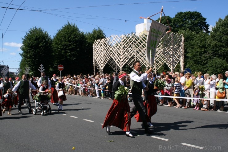 XXV Vispārējo latviešu Dziesmu un XV Deju svētku gājiens - bildēs meklē sevi vai savu kolektīvu. XXV Vispārējo latviešu Dziesmu un XV Deju svētku gājiens - bildēs meklē sevi vai savu kolektīvu. 99669