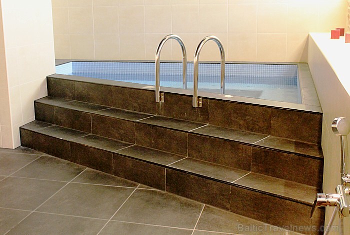Par papildus samaksu varat apmeklēt pirti, relaksēties japāņu baseinā un izbaudīt Zen-SPA pakalpojumus. www.kreutzwaldhotel.com Par papildus samaksu varat apmeklēt pirti, relaksēties japāņu baseinā un izbaudīt Zen-SPA pakalpojumus. www.kreutzwaldhotel.com 100823