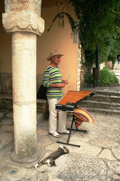 Bulgārijas ainavas ir daudzveidīgas un pilnas pārsteigumu: melnās jūras piekrastes, mežonīgu kalnu grēdas un gleznainas aizas.
www.novatours.lv Bulgārijas ainavas ir daudzveidīgas un pilnas pārsteigumu: melnās jūras piekrastes, mežonīgu kalnu grēdas un gleznainas aizas.
www.novatours.lv 101032