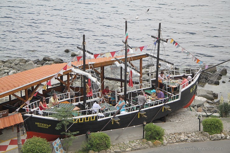 Travelnews.lv kopā ar ceļojumu konsultantiem no Latvijas un Igaunijas iepazīst Bulgārijas pilsētas Nesebras ēdienkarti. Foto sponsors: www.GoAdventure Travelnews.lv kopā ar ceļojumu konsultantiem no Latvijas un Igaunijas iepazīst Bulgārijas pilsētas Nesebras ēdienkarti. Foto sponsors: www.GoAdventure 102107