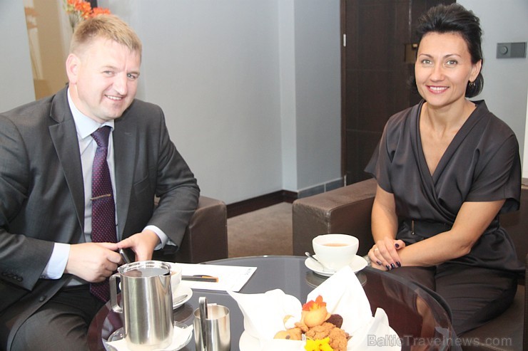 Rīgas piecu zvaigžņu viesnīca «Hotel Bergs» (www.hotelbergs.lv) vadītāja Iveta Sprūdža un BalticTravelnews.com direktors Aivars Mackevičs Rīgas piecu zvaigžņu viesnīca «Hotel Bergs» (www.hotelbergs.lv) vadītāja Iveta Sprūdža un BalticTravelnews.com direktors Aivars Mackevičs 102407