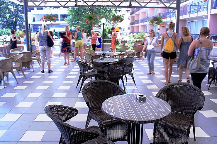 Zelta smiltis ir pats aktraktīvākais kūrorts un tajā atrodas - restorāniem, klubiem, diskotēkām, kazino, dažādiem veikaliem. Foto sponsors: www.novat Zelta smiltis ir pats aktraktīvākais kūrorts un tajā atrodas - restorāniem, klubiem, diskotēkām, kazino, dažādiem veikaliem. Foto sponsors: www.novat 102845