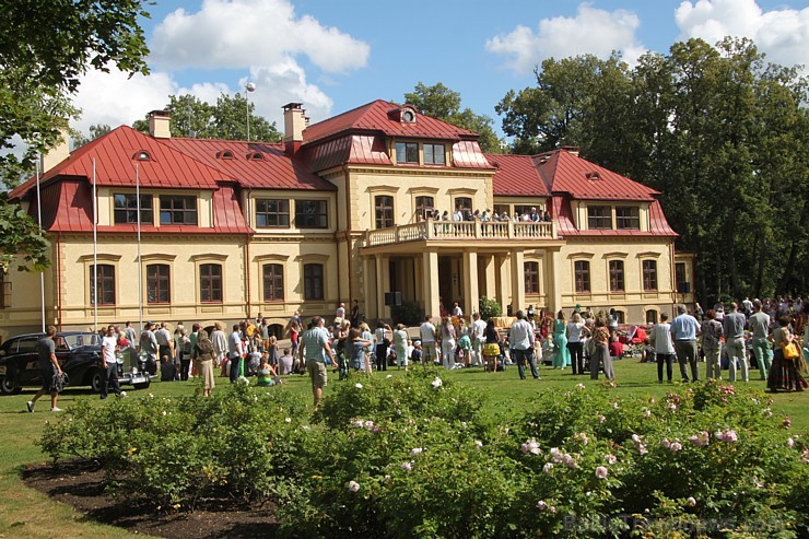 Svētdien, 2013. gada 11. augustā, Dikļu pils parkā jau ceturto reizi norisinājās Dārza svētki, kas vienlaikus bija arī 10 gadu jubilejas svinības pēc Svētdien, 2013. gada 11. augustā, Dikļu pils parkā jau ceturto reizi norisinājās Dārza svētki, kas vienlaikus bija arī 10 gadu jubilejas svinības pēc 103004