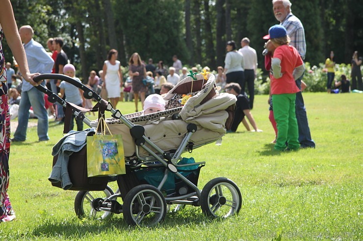 Dikļu pils parkā jau ceturto reizi norisinājās Dārza svētki, kas vienlaikus bija arī 10 gadu jubilejas svinības pēc pils rekonstrukcijas - www.Diklupi Dikļu pils parkā jau ceturto reizi norisinājās Dārza svētki, kas vienlaikus bija arī 10 gadu jubilejas svinības pēc pils rekonstrukcijas - www.Diklupi 103037