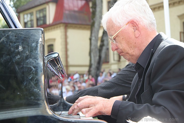 Muzikāla izrāde visai ģimenei Spēles šūpolēs ar Raimonda Paula mūziku un pašu Maestro pie klavierēm - www.Diklupils.lv Muzikāla izrāde visai ģimenei Spēles šūpolēs ar Raimonda Paula mūziku un pašu Maestro pie klavierēm - www.Diklupils.lv 103046
