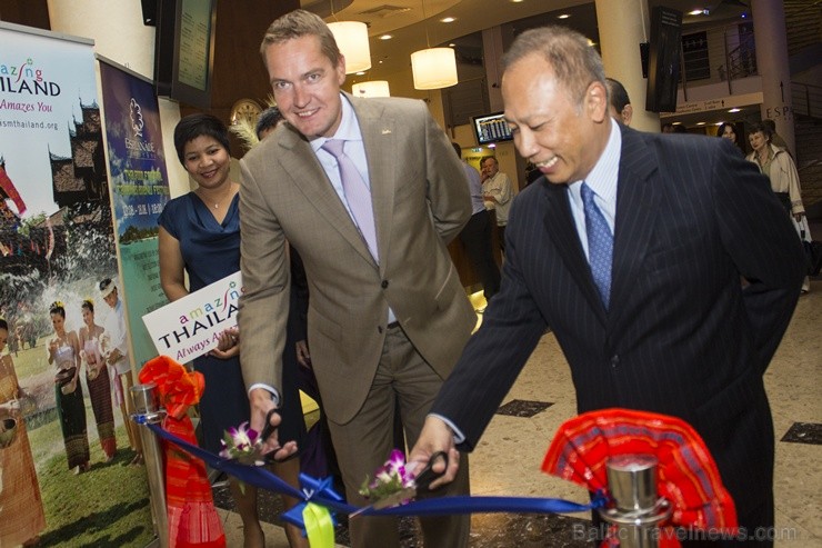 Ronald Smithjes, Radisson Blu Baltijas reģiona vadītājs un Taizemes Karalistes vēstnieks Theerakun Niyom pārgriež svinīgo lentu Ronald Smithjes, Radisson Blu Baltijas reģiona vadītājs un Taizemes Karalistes vēstnieks Theerakun Niyom pārgriež svinīgo lentu 103162