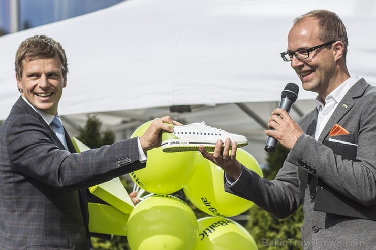 Latvijas nacionālās aviokompānijas airBaltic viceprezidents sabiedrisko attiecību jautājumos Jānis Vanags un Sixt vadītājs Baltijas valstīs Arnis Jaud Latvijas nacionālās aviokompānijas airBaltic viceprezidents sabiedrisko attiecību jautājumos Jānis Vanags un Sixt vadītājs Baltijas valstīs Arnis Jaud 103238