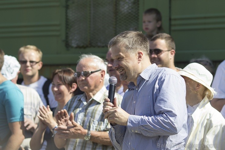 Latvijas Dzelzceļa vēstures muzeja speciālists Toms Altbergs pirms sacensībām uzrunāja sacensību dalībniekus un skatītājus Latvijas Dzelzceļa vēstures muzeja speciālists Toms Altbergs pirms sacensībām uzrunāja sacensību dalībniekus un skatītājus 103531