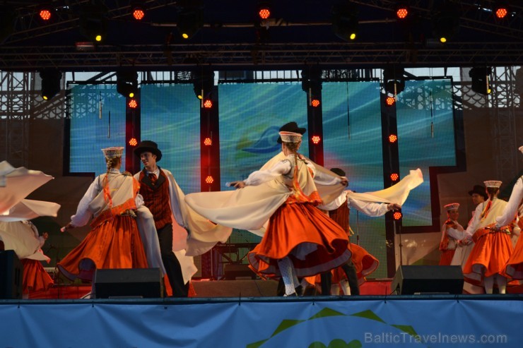 Latviju starp trīspadsmit dažādu tautu un valstu kolektīviem festivālā pārstāvēja tautas deju ansamblis Rucavietis, amatnieki no mākslas studijas Kurs Latviju starp trīspadsmit dažādu tautu un valstu kolektīviem festivālā pārstāvēja tautas deju ansamblis Rucavietis, amatnieki no mākslas studijas Kurs 103632