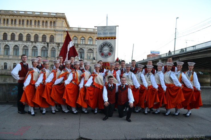 Festivāla dalībnieki varēja izmēģināt savas prasmes aušanā un ņemt līdzi savus darinājumus. 103636
