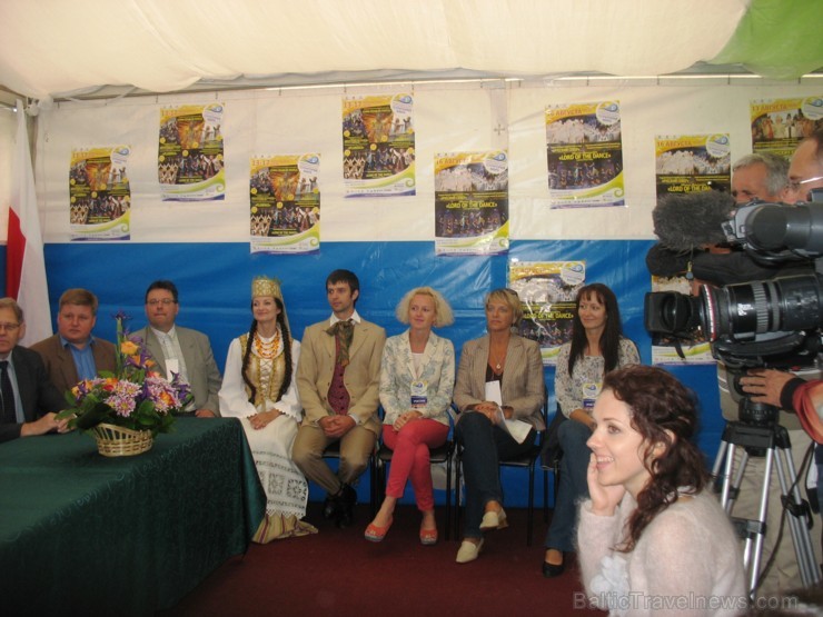 Post – folk grupa Zari un tautas deju ansamblis Rucavietis festivālā uzstājās uz vairākām skatuvēm un guva lielu skatītāju un klausītāju atzinību. Post – folk grupa Zari un tautas deju ansamblis Rucavietis festivālā uzstājās uz vairākām skatuvēm un guva lielu skatītāju un klausītāju atzinību. 103638