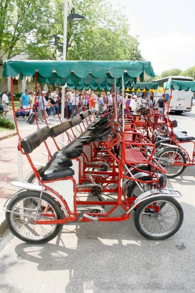 Kūrorts ir ekoloģiski tīrs, tāpēc ir neierasts transports - karietes, velorikšas, mini vilcieni.
Foto sponsors: www.novatours.lv 103683