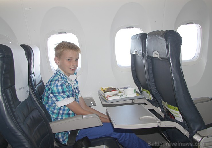 airBaltic biznesa klases klients lidojuma laikā tiek īpaši lutināts ar brīvu blakussēdvietu, laikrakstiem, dzērieniem, siltu ēdienu, stjuaršu uzmanību airBaltic biznesa klases klients lidojuma laikā tiek īpaši lutināts ar brīvu blakussēdvietu, laikrakstiem, dzērieniem, siltu ēdienu, stjuaršu uzmanību 104426