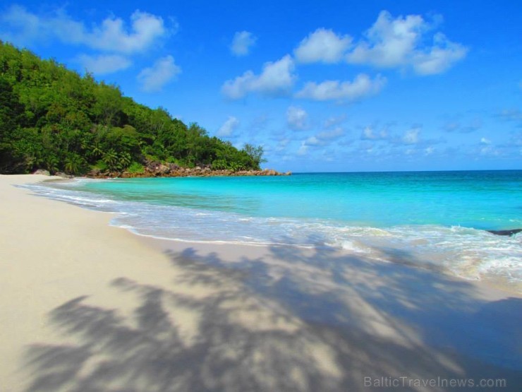 Anse Georgette - vēl viena Praslin salas pludmale ar baltām smiltīm un tirkīzzilu ūdeni. 104683