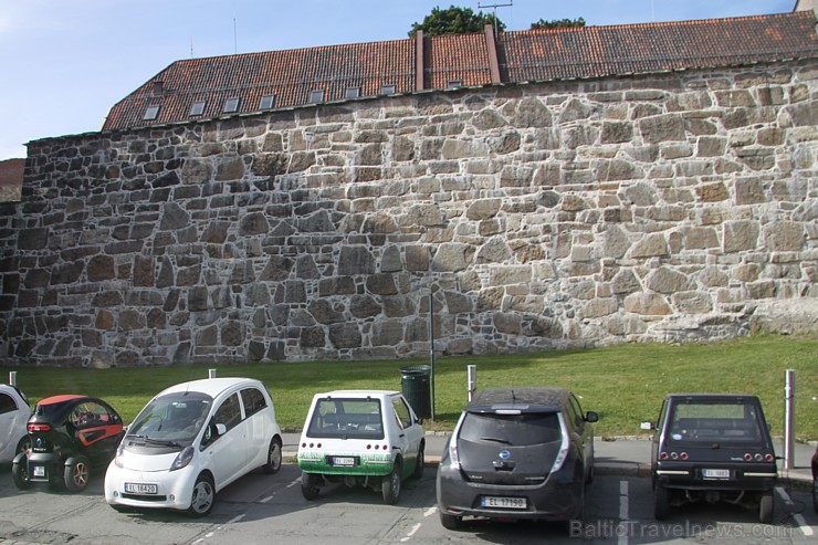 Oslo ir daudz elektro automobiļu, kuri uzlādējas ielas malā 105647