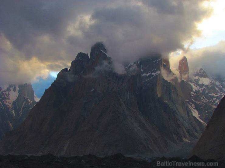 Saule rietēja tieši virs Trango Towers kalnu grupas, kurā nobāzēties arī vēlējās miglas mākoņi, padarot apkārtni ļoti mistisku un skatus gluži kā no f Saule rietēja tieši virs Trango Towers kalnu grupas, kurā nobāzēties arī vēlējās miglas mākoņi, padarot apkārtni ļoti mistisku un skatus gluži kā no f 106695