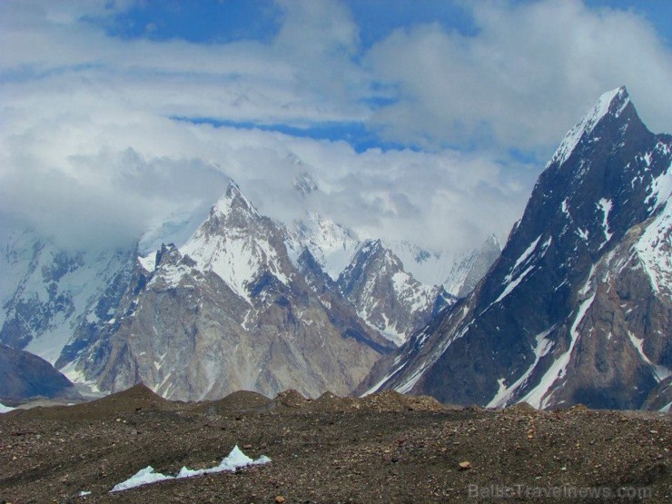 Uzkāpjot uz tā jau priekšā pavērās 8000 m augatā Gašerbruma kalnu grēda un Broda smailes (Broad Peak) virsotne, bet līdz tiem vēl ir jānonāk Uzkāpjot uz tā jau priekšā pavērās 8000 m augatā Gašerbruma kalnu grēda un Broda smailes (Broad Peak) virsotne, bet līdz tiem vēl ir jānonāk 106709