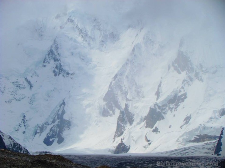...līdz nonākot pie lielākās no tām, Yermanendu Glacier ledāja, saprotu, ka tieši pretī man slejas slavenais Masherbrum kalns jeb K1 ...līdz nonākot pie lielākās no tām, Yermanendu Glacier ledāja, saprotu, ka tieši pretī man slejas slavenais Masherbrum kalns jeb K1 106711
