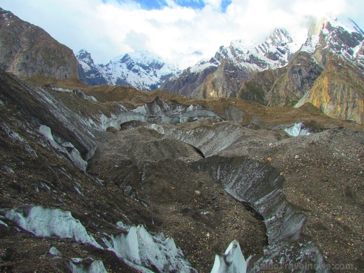 Muztagh Tower kalna viena no ledāju mēlēm, kas sazarojas ar Baltoro Glacier... 106740
