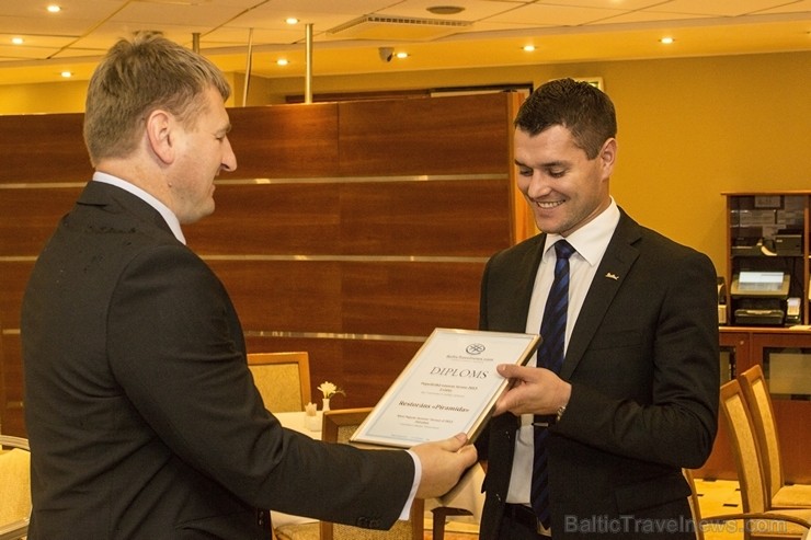 Aivars Mackevičs (BalticTravelnews.com direktors) pasniedz diplomu Kalvim Krapānam (viesnīcas Radisson Blu Hotel Rīdzene restorāna Piramīda vadītājam) Aivars Mackevičs (BalticTravelnews.com direktors) pasniedz diplomu Kalvim Krapānam (viesnīcas Radisson Blu Hotel Rīdzene restorāna Piramīda vadītājam) 106957