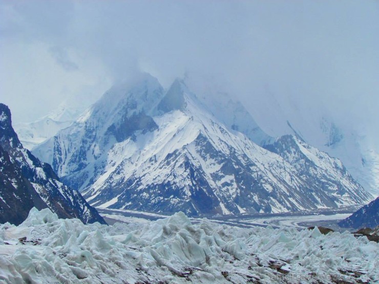 K2 bāzes nometne arī atrodas vietā, kur tiekas ledāji, šoreiz Godwin Austin ledājs ar Savojas un Praqpa ledājiem K2 bāzes nometne arī atrodas vietā, kur tiekas ledāji, šoreiz Godwin Austin ledājs ar Savojas un Praqpa ledājiem 107093