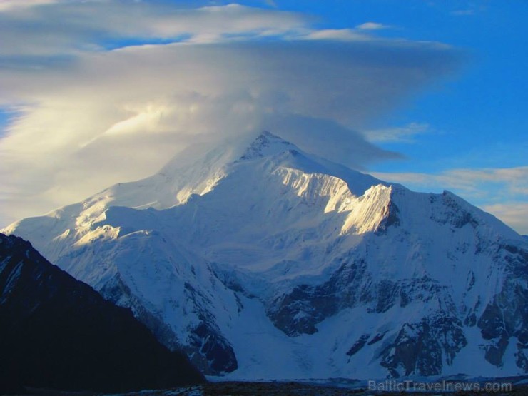 Toties pārējie Konkordijas lielie kalni, kā Broda Smaile, Chogolisa, Marble peak, Mitre peak un arī lielām sniega kupenām klātie Baltoro Kangri un Sno Toties pārējie Konkordijas lielie kalni, kā Broda Smaile, Chogolisa, Marble peak, Mitre peak un arī lielām sniega kupenām klātie Baltoro Kangri un Sno 107100