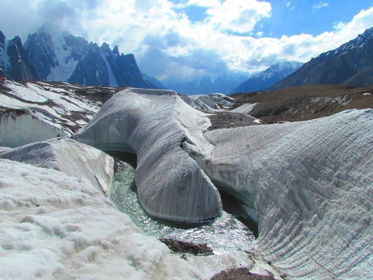 Turklāt Baltoro, tas tik ir ledājs. Nekad nebūtu domājis, ka ledājs var būt tik neparasts. Visapkārt pavērās daudzas baltas ledāju mēles, bet šis akme Turklāt Baltoro, tas tik ir ledājs. Nekad nebūtu domājis, ka ledājs var būt tik neparasts. Visapkārt pavērās daudzas baltas ledāju mēles, bet šis akme 107148