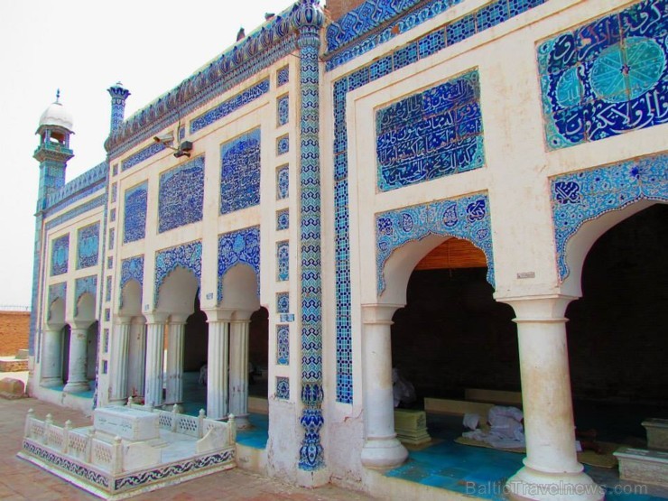 13. gs. Sheikh Zakariya mauzoleja portiks. Zakarija pirmais aizsāka Sūfisma popularizēšanu Multanā 13. gs. Sheikh Zakariya mauzoleja portiks. Zakarija pirmais aizsāka Sūfisma popularizēšanu Multanā 107436
