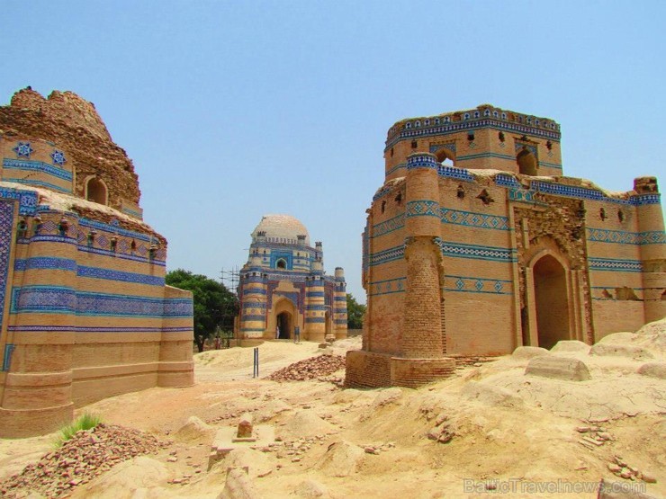 Uch Sharif atrodas arī daudzas citas sufisma mistiķu kapenes. Vairāk par ceļojumu - www.impro.lv Uch Sharif atrodas arī daudzas citas sufisma mistiķu kapenes. Vairāk par ceļojumu - www.impro.lv 107449