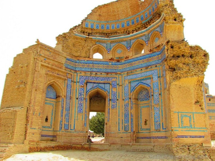 Uch Sharif atrodas arī daudzas citas sufisma mistiķu kapenes. Daudzas no tām ir drupu stāvoklī. Vairāk par ceļojumu - www.impro.lv Uch Sharif atrodas arī daudzas citas sufisma mistiķu kapenes. Daudzas no tām ir drupu stāvoklī. Vairāk par ceļojumu - www.impro.lv 107450