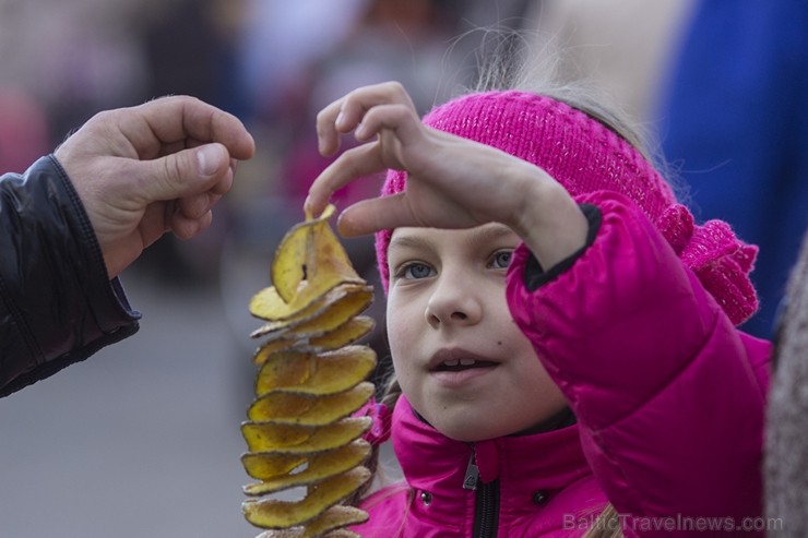 Valmieras vecpilsētā un Rātslaukumā ik gadu norisinās tradicionālais Simjūda gadatirgus, kurā notiek pirkšana, pārdošana un kaulēšanās Valmieras vecpilsētā un Rātslaukumā ik gadu norisinās tradicionālais Simjūda gadatirgus, kurā notiek pirkšana, pārdošana un kaulēšanās 107531